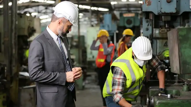 manager auditing a laborer