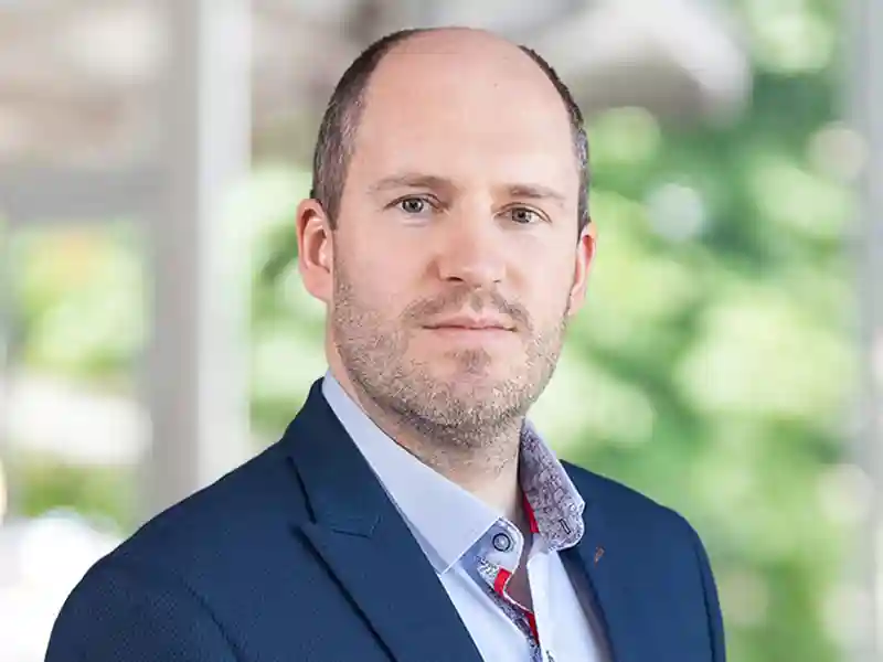 Matthew Shaw headshot